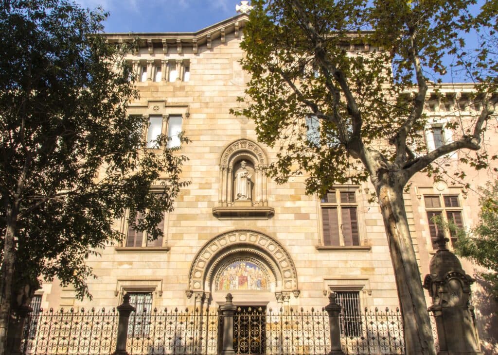 Fachada do Seminari Conciliar de Barcelona, seção de voto dos brasileiros na cidade