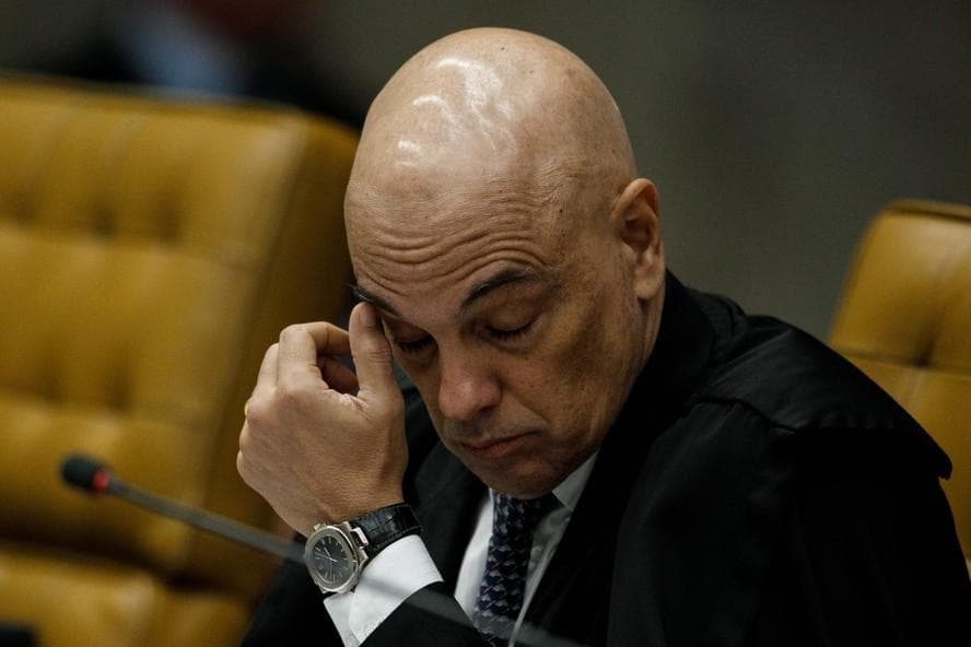 O REI AINDA NÃO CAIU