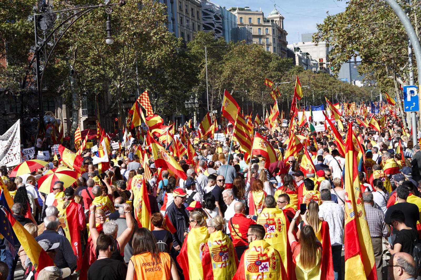 Manifestação em Barcelona reúne participantes em apoio a Ceuta no 12 de outubro