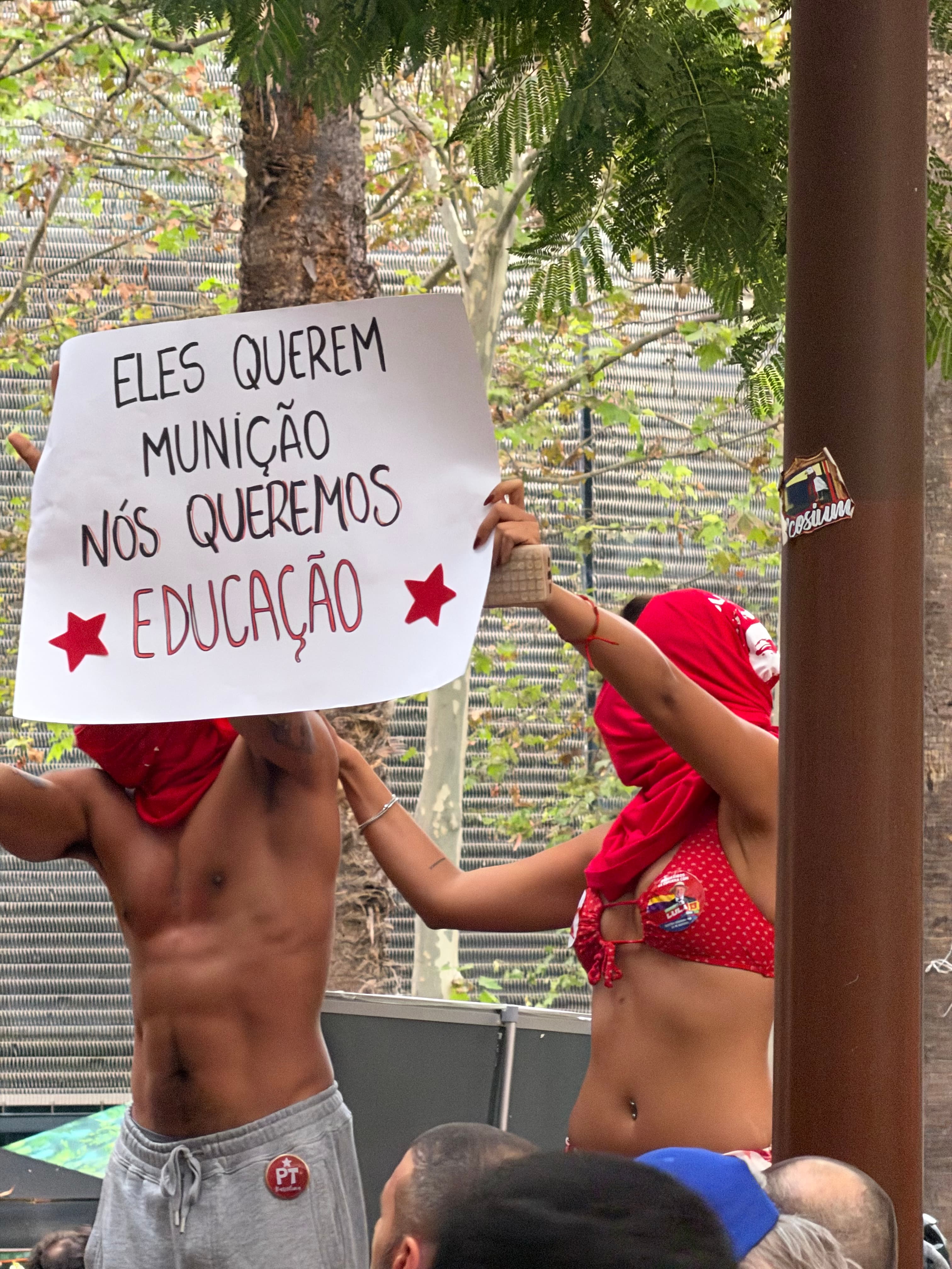 ELES QUEREM MUNIÇÃO. NÓS QUEREMOS EDUCAÇÃO.